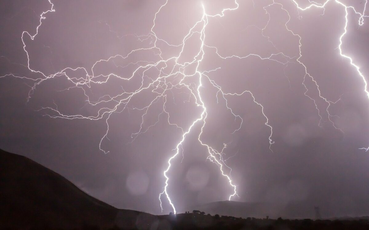 Unwetter mit Blitzgewitter am Himmel Unwetter mit Blitzgewitter am Himmel